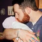 "Papi cogiendo a su hijo por primera vez"