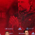 El nuevo seleccionador nacional de fútbol, Luis Enrique Martínez, iz., acompañado por el director deportivo de la RFEF, Francisco Molina,d., durante la rueda de prensa.