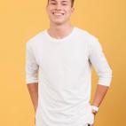 20 a&ntilde;os. Montgat (Barcelona). Ha trabajado de botones, aunque ha realizado cursos de canto e interpretaci&oacute;n. Uno de los mejores recuerdos que tiene de su adolescencia fue la primera vez que pis&oacute; un karaoke con 16 a&n...