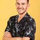 21 a&ntilde;os. Madrid. Estudiante de Periodismo y es profesor de baile y zumba en un colegio. Colabora como cantante en el grupo rockero de su padre.