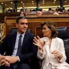 Pedro S&aacute;nchez y Carmen Calvo charlan antes del comienzo del debate.