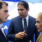 Albert Rivera charla con Lilian Tintori, esposa de Leopoldo López, durante un acto de apoyo al líder opositor venezolanon en 2016.
