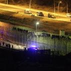 Cientos de inmigrantes de origen subsahariano protagonizan de madrugada un nuevo intento de entrada masiva a Melilla (13 de agosto).