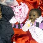 Una inmigrante descansa con su hija en el Centro de Estancia Temporal de Inmigrantes (CETI) de Tarifa. Un total de 470 subsaharianos repartidos en 49 pateras intentaban cruzar el Estrecho de Gibraltar (12 de agosto).