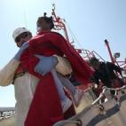 Salvamento Marítimo ha rescatado a 681 inmigrantes, entre ellos esta niña, que llegaron en 70 embarcaciones al puerto de Tarifa (12 de agosto).