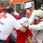 Trasladan en el puerto de Tarifa a un bebé rescatado por Salvamento Marítimo junto a un total de 227 inmigrantes (11 de agosto).