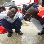 Los inmigrantes subsaharianos tratan de recuperarse a su llegada a las costas españolas (11 de agosto).