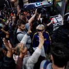 Gritos y protestas frente al acceso principal a la estación