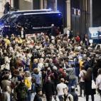 Miembros de los Comités de Defensa de la República (CDR) rodean este lunes por la noche la estación de Sants