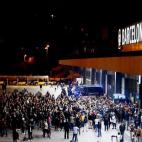 Miembros de los Comités de Defensa de la República (CDR) rodean este lunes por la noche la estación de Sants