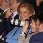 Sáenz de Santamaría bromea haciendo una foto junto a la exministra Fátima Báñez