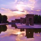 El madrileño Templo de Debod, al noroeste de la ciudad, es el sitio por excelencia para ver el atardecer. Siempre verás un bonito atardecer en este rincón tan especial, pero quizás tengas la suerte de disfrutar de este peculiar rosa cálido....
