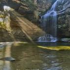 En la pequeña localidad barcelonesa de Cantonigròs se encuentra un lugar mágico que no muchos conocen: el Salto de la Foradada, una solitaria cascada que cae desde lo alto de una enorme roca. En el lateral de la roca, un agujero; y a través ...