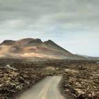Aunque se llamen las Montañas de Fuego no estamos hablando de Mordor, sino del impresionante Parque Nacional de Timanfaya, en la isla canaria de Lanzarote. El origen volcánico de la isla te hará sentir como en una película marciana, realment...
