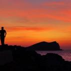 Aunque si lo que buscas es el atardecer, no cabe duda de que Ibiza tiene los atardeceres más mágicos de España. En Sant Josep de Sa Talaia puedes encontrar el rojo pasión en rincones como la Cala Conta, una cala muy conocida en Ibiza y con s...