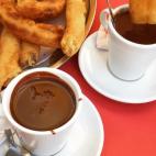 El sur de Espa&ntilde;a tambi&eacute;n ofrece la oportunidad de disfrutar de un buen chocolate con churros aunque en este establecimiento la especialidad son las porras. Con decoraci&oacute;n andaluza y ambiente familiar, el caf&eacute; La Centu...