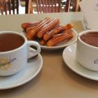 Quien busque chocolate de calidad en Galicia deber&aacute; visitar El Tim&oacute;n. Nacido como puesto ambulante, este establecimiento familiar lleva ofreciendo chocolate con churros desde 1945. Un cl&aacute;sico de los que no fallan. ** Calle R...