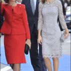 Mucho m&aacute;s acorde con su estilo actual, Letizia se decant&oacute; por un vestido con encaje de guipur en tono gris.