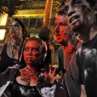 Es difícil lograr la actitud zombi, como se puede ver en esta foto. No basta con abrir los ojos como platos (como el segundo chaval por la derecha). Aquí gana la chica de las coletas y la mirada desviada, pese a la rigidez de sus manos.