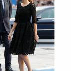 De negro y con vestido de corte evas&eacute;.
