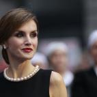 La reina luci&oacute; un espectacular collar de perlas que se suele confundir con uno que perteneci&oacute; a Mar&iacute;a de las Mercedes y que forma parte del lote de Joyas de pasar.