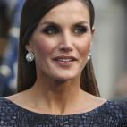Letizia apost&oacute; por llevar la melena suelta, muy pulida, y cedi&oacute; todo el protagonismo de su maquillaje a la mirada, con ojos ahumados.