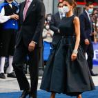 Sacó la artillería pesada con este vestido y grandes joyas.