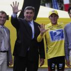 Con miembros de su equipo, celebrando la quinta victoria, en 2003.