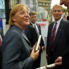 Sexo, drogas y... no con Merkel. Uno no sabe bien si los políticos como Helmut Kohl o Franz Josef Strauss siguen en el poder a pesar de, o más bien gracias a sus frecuentes escándalos. Los “amigos”, las cuentas secretas y las relaciones e...