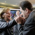 Una de las principales críticas hacía Merkel es también una de sus grandes fortalezas: está dispuesta a ceder. “Merkel tiene la capacidad de cuestionar radicalmente sistemas consolidados”, escribe Gerd Langguth en su biografía. El ejemp...