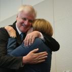 Merkel transmite una sensación de seguridad: es como la madre que no tuvimos en la época de las familias patchwork (familias en las que se juntan hijos de distintas relaciones sentimentales). La mamá que abre todas las cartas no deseadas y ha...