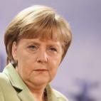 En esto se resume todo lo que sabemos sobre la vida privada de Angela Merkel: siempre que puede le hace el desayuno a su marido y … em … em.... El público no sabe nada sobre la vida privada de la canciller. En contra de lo que cualquier age...