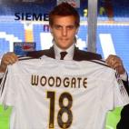 El defensa inglés militó dos temporadas en el Real Madrid tras llegar en 2004 procedente del Newcastle por 22 millones de euros. La primera temporada se la pasó en blanco por lesión y en la segunda apenas disputó diez partidos marcando tres...