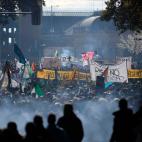 5c8a5e49260000f903fe4330