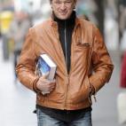 Aspasia, amante de Atenas, primera novela de este director de cine, comenzó siendo un guión. "El guión era muy complicado de producir, no había mucho dinero, y fui rebajando, fui quitando cosas, pero me di cuenta de que perdía mucho y enton...