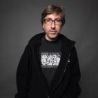 Y premiado en ambas facetas. La novela Abierto toda la noche (1995) llegó un año antes de su ópera prima en el cine, como director, La buena vida (1996). Seis años antes había realizado el guión de Amo tu cama rica. Después publicó Cuatr...