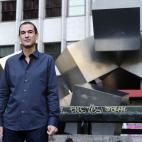 El cineasta Roberto Santiago tiene una larga trayectoria en la literatura infantil y juvenil, con títulos como El empollón, el cabeza cuadrada, el gafotas y el pelmazo. Ganó el Premio Edebè de Literatura Infantil con su obra Jon y la máquin...