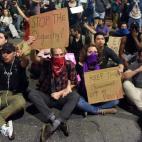 "Stop a la oligarquía" / "Mantén el Gobierno fuera de mi coño"