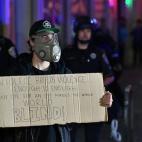 "La violencia alimenta a la violencia. Basta es basta. El ojo por ojo deja ciego al mundo".