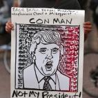 "Racista, depredador sexual, tramposo fiscal, misógino, conservador... ¡No es mi Presidente!"