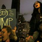 "Agárralos por las pelotas" / "Stop Trump"