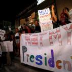 "Nunca Trump" / "Hombres blancos contra el odio" / "No es mi Presidente"