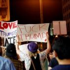 "El amor vence al odio" / "Donald, que te jodan"