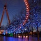 La noria más famosa del mundo es la primera en ponerse guapa cuando llegan las fechas navideñas. Durante un mes, la zona donde se encuentra se llena de lucecitas y color, algo que la hace aún más especial. Rincón clave de Londres en Navidad...