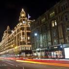 Londres repite en la lista, pero se lo merece. Los almacenes más famosos y lujosos, Harrods, cubren su fachada de luces haciendo destacar el edificio por encima del resto. Es normal: la Navidad es el momento de más ventas en este almacén. Ve...