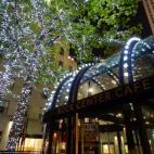 Uno de los rincones más famosos de Nueva York es el Rockefeller Center, un entramado de tiendas, restaurantes, comercios, oficinas, casas particulares y la famosa pista de hielo, claro. Además, a pocos pasos están el Empire State y Times Squa...