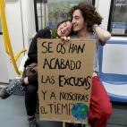 Unos j&oacute;venes, en el Metro, camino de la protesta de Madrid.