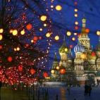 Un poco de historia antes de nada: "Fue el zar Iván el Terrible quien ordenó la construcción de esta catedral, que fue inaugurada en 1561, para conmemorar la conquista de Kazán. Se encuentra en la majestuosa Plaza Roja, justo al lado del Kre...