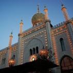 Uno de los rincones más divertidos de la bella Copenhague es el Tivoli, un parque de atracciones poco tradicional enclavado en el centro de la ciudad. Además, es el segundo parque de atracciones más viejo de Europa. "Ahora es famoso por sus ...