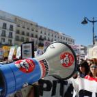 Megáfono en mano, en la Puerta del Sol madrileña.